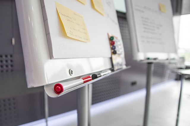 Photo of a whiteboard, markers and post-its, the material needed to draw a Mikado Method